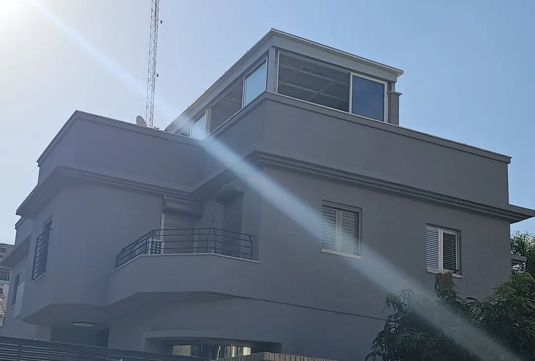 וילה בשלוש קומות בגמר שליכט צבעוני אפור