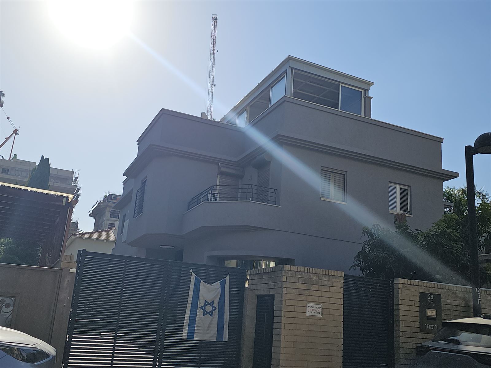 שליכט צבעוני על חזית בית דו-משפחתי