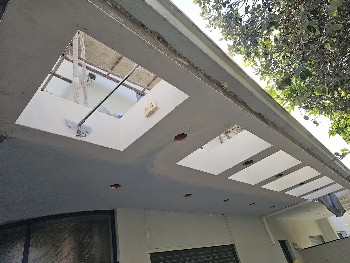 Plafond de balcon en réparation avant enduit