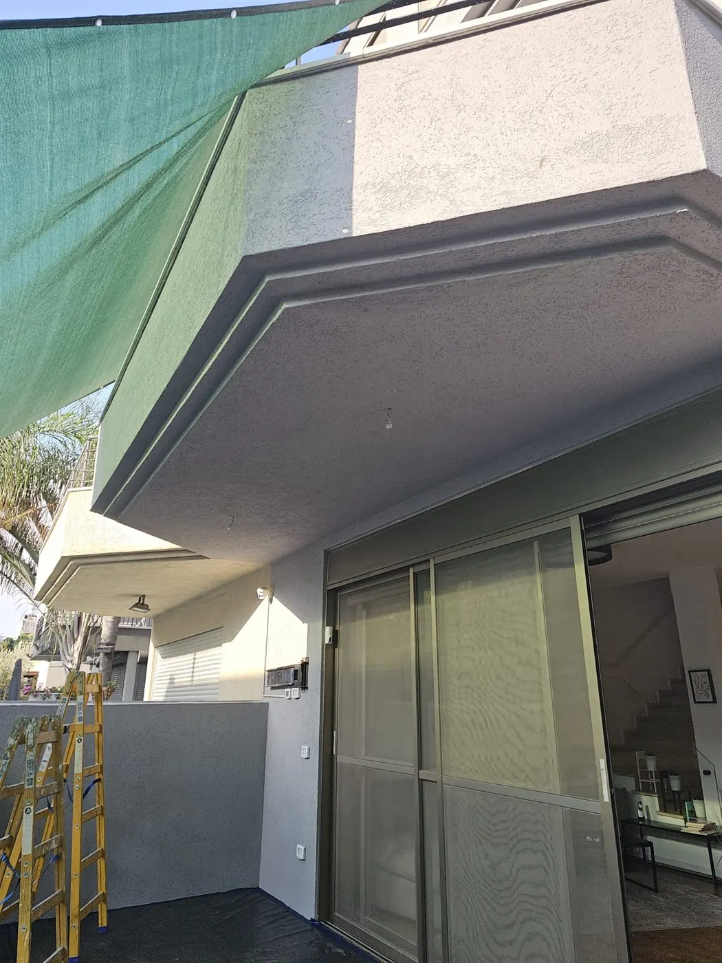 Plafond de balcon et façade après peinture