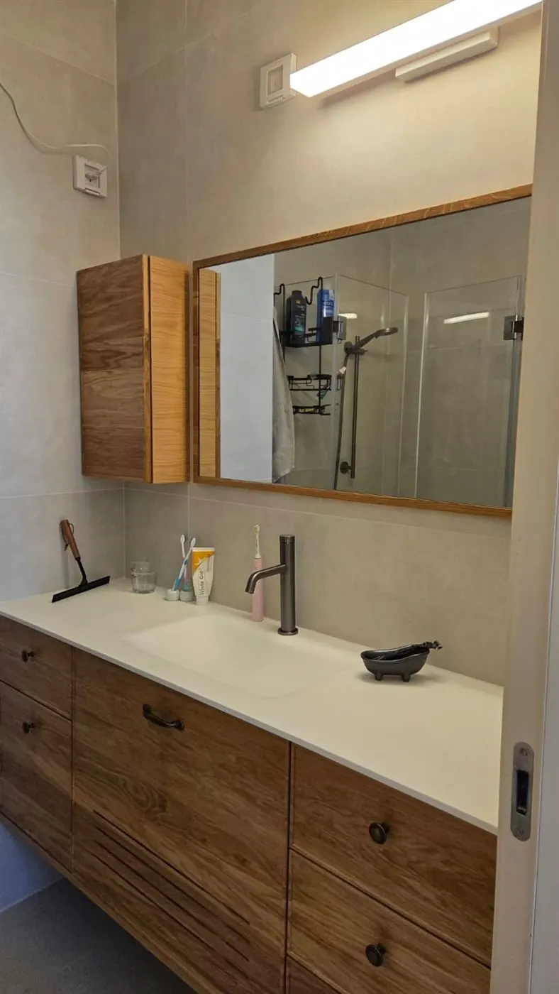 Meuble de salle de bain en bois avec plan vasque blanc et miroir