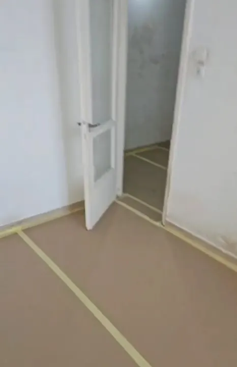 Sol recouvert de carton de protection avant les travaux