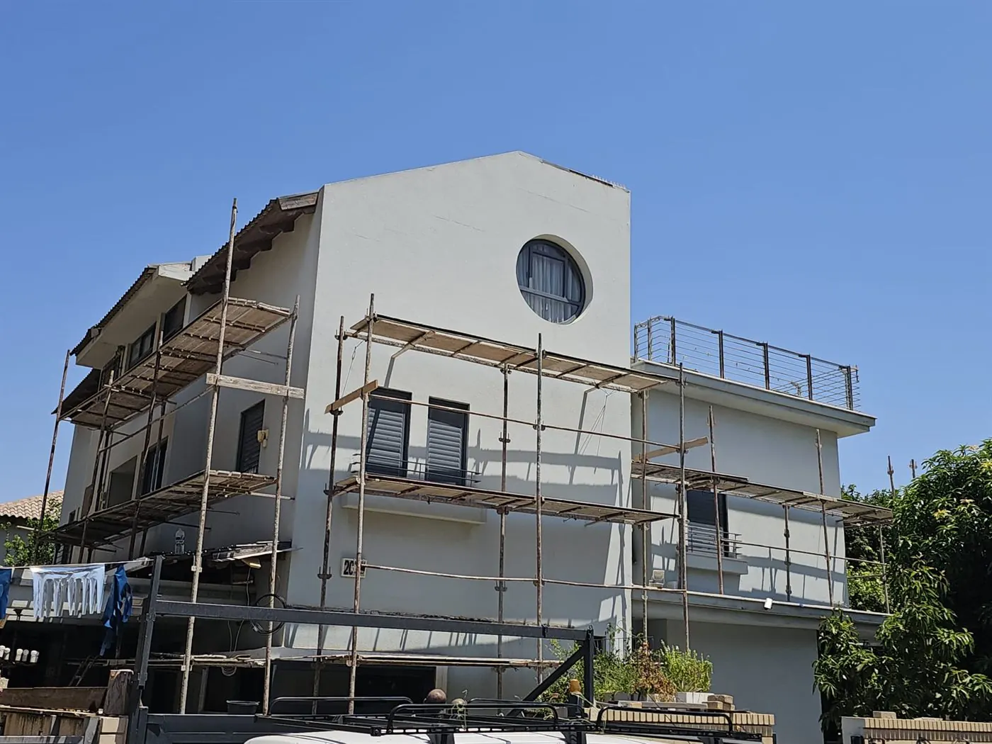 Maison avec échafaudages pendant la rénovation de façade