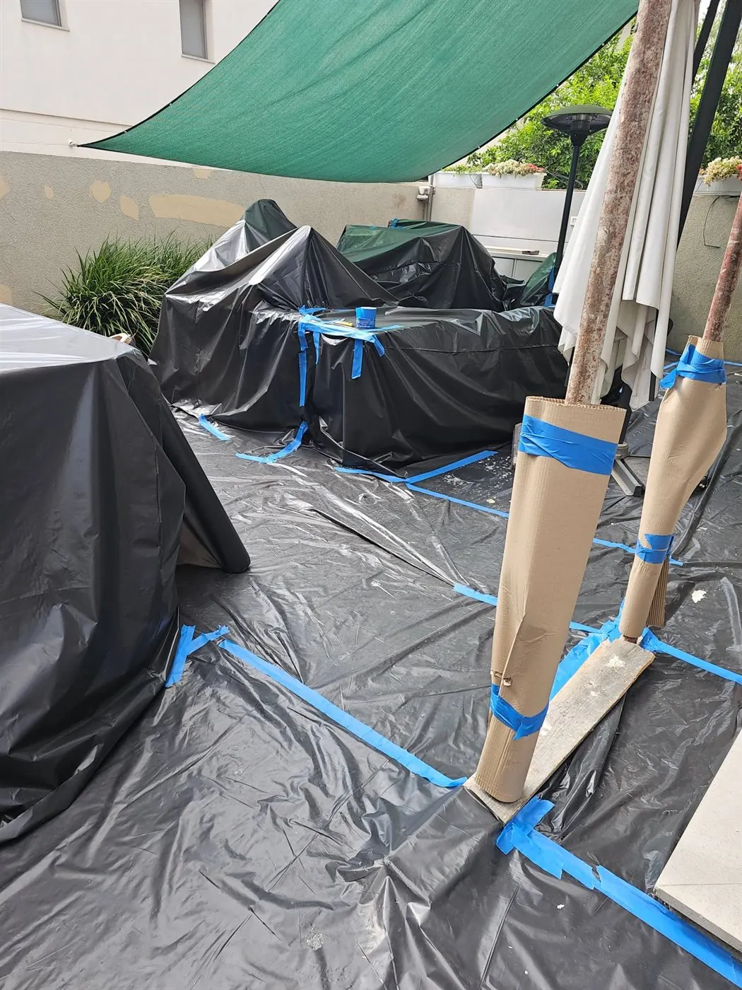 Mobilier de jardin bâché avant les travaux