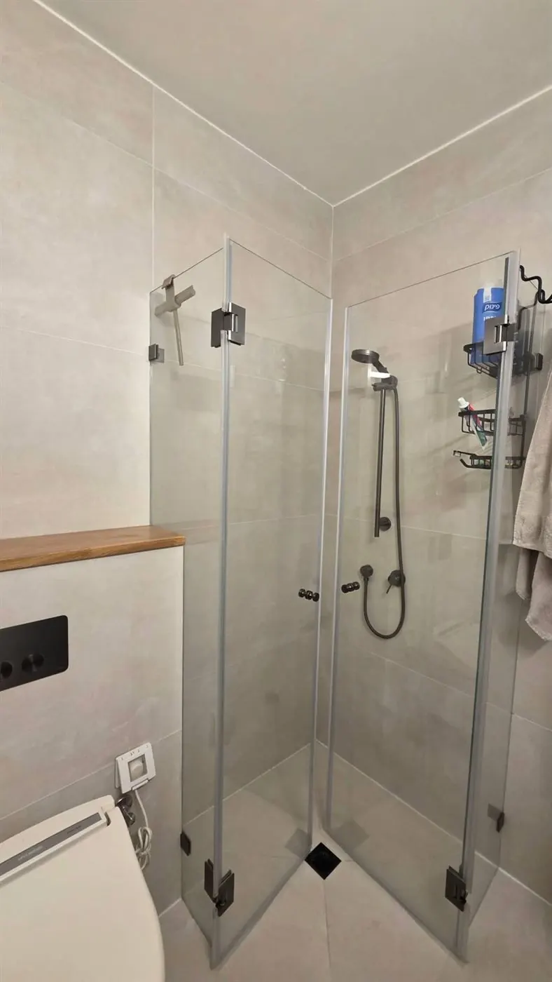 Paroi de douche d'angle en verre après installation