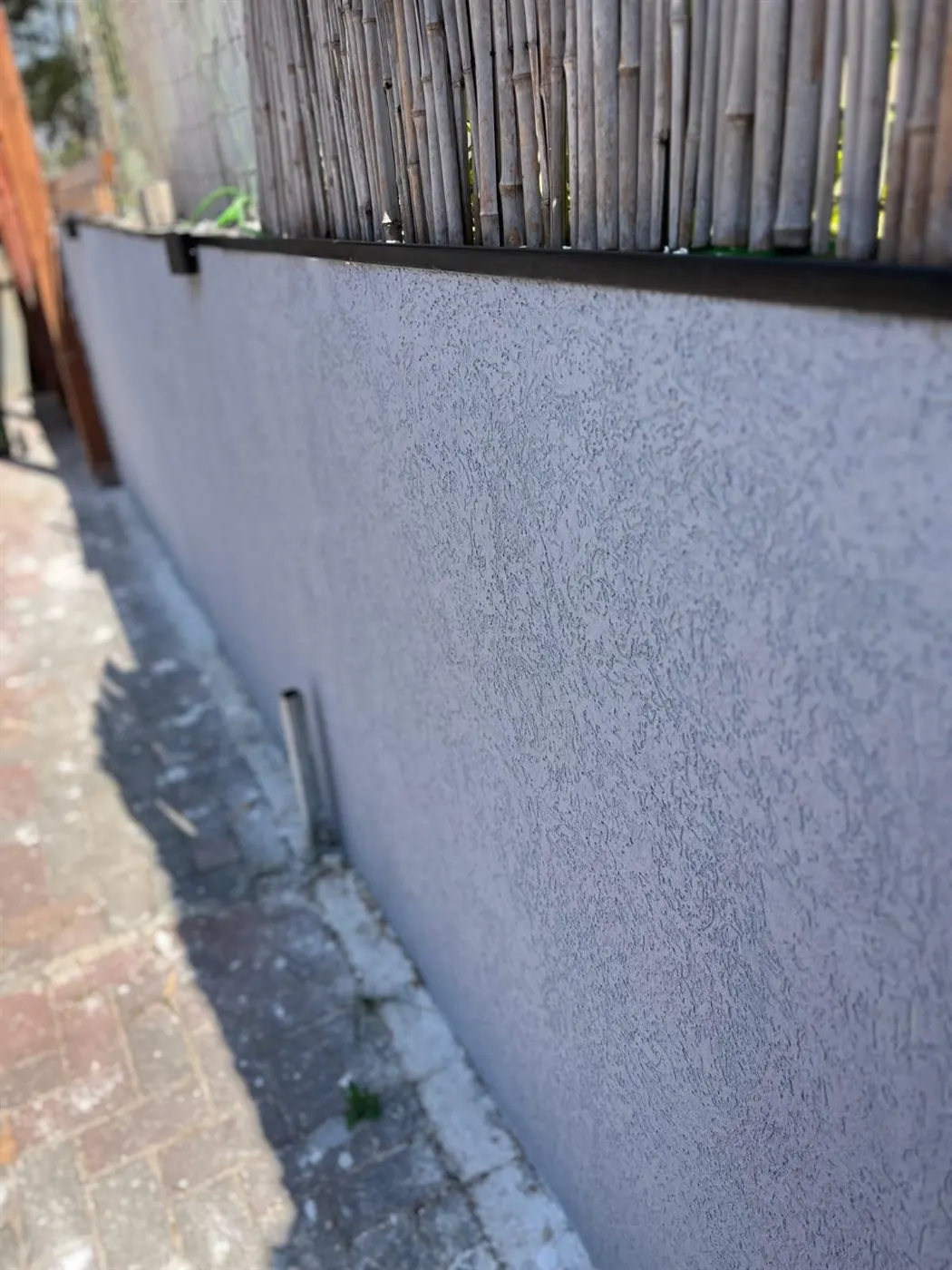 Clôture avec enduit texturé gris